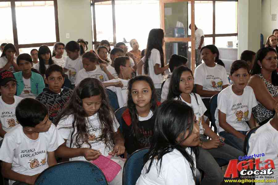 Alunos do Projeto Justia Educacional: ?Conhecer os Poderes?.