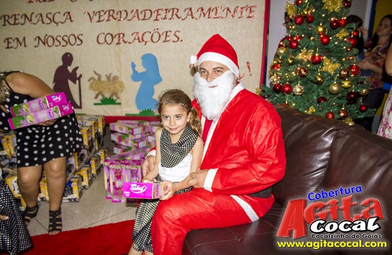 Crianas do CMEI recebem presentes de natal