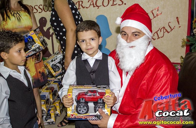 Crianas do CMEI recebem presentes de natal