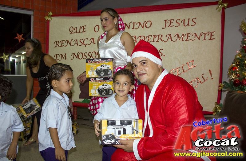 Crianas do CMEI recebem presentes de natal