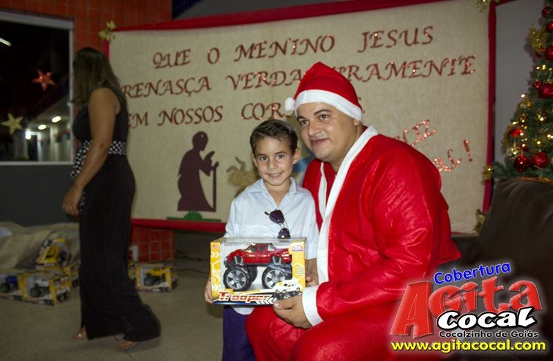 Crianas do CMEI recebem presentes de natal