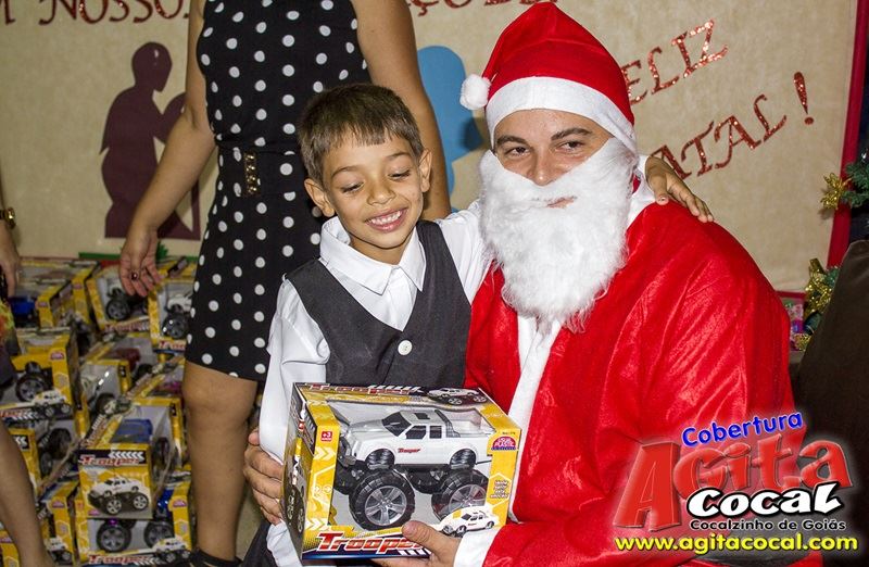 Crianas do CMEI recebem presentes de natal