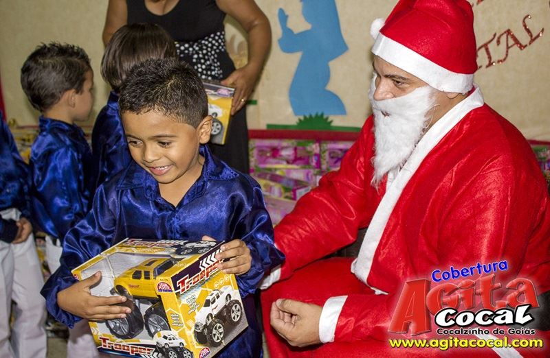 Crianas do CMEI recebem presentes de natal