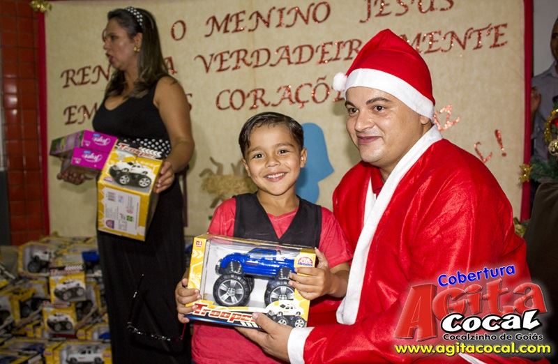 Crianas do CMEI recebem presentes de natal