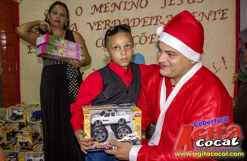 Crianas do CMEI recebem presentes de natal