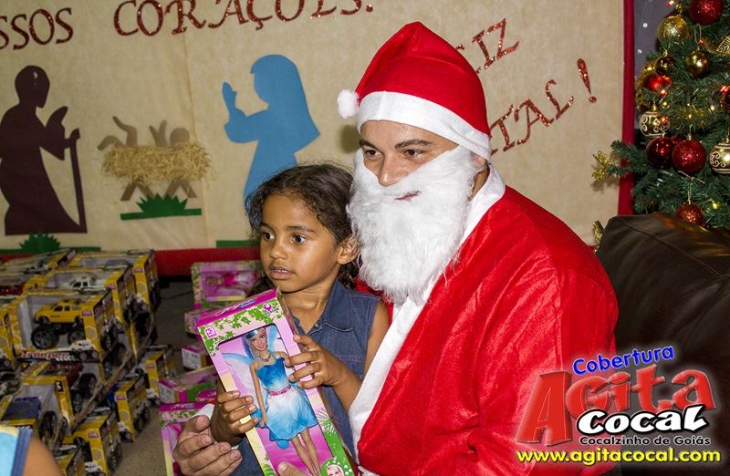 Crianas do CMEI recebem presentes de natal