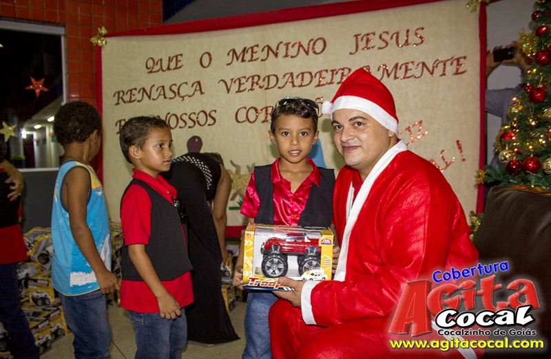 Crianas do CMEI recebem presentes de natal