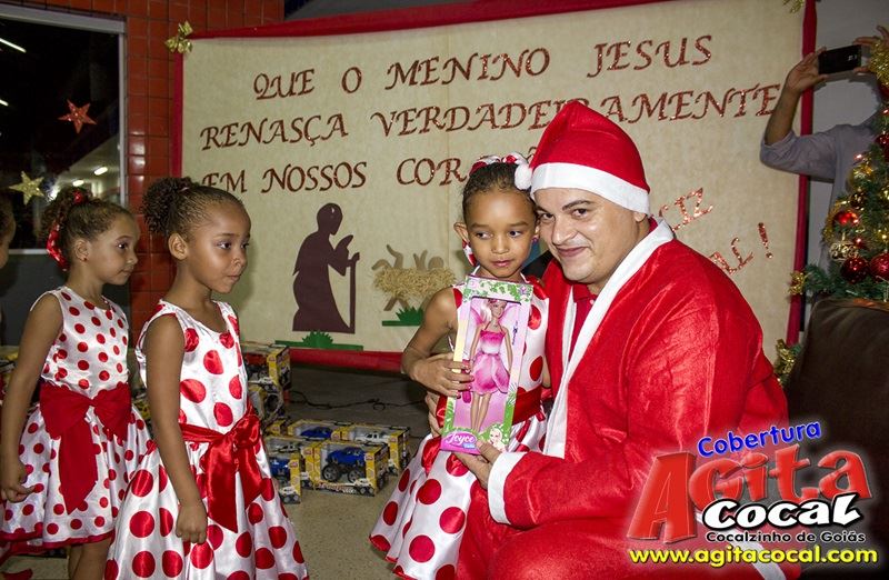 Crianas do CMEI recebem presentes de natal