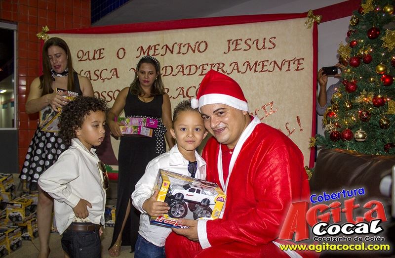Crianas do CMEI recebem presentes de natal