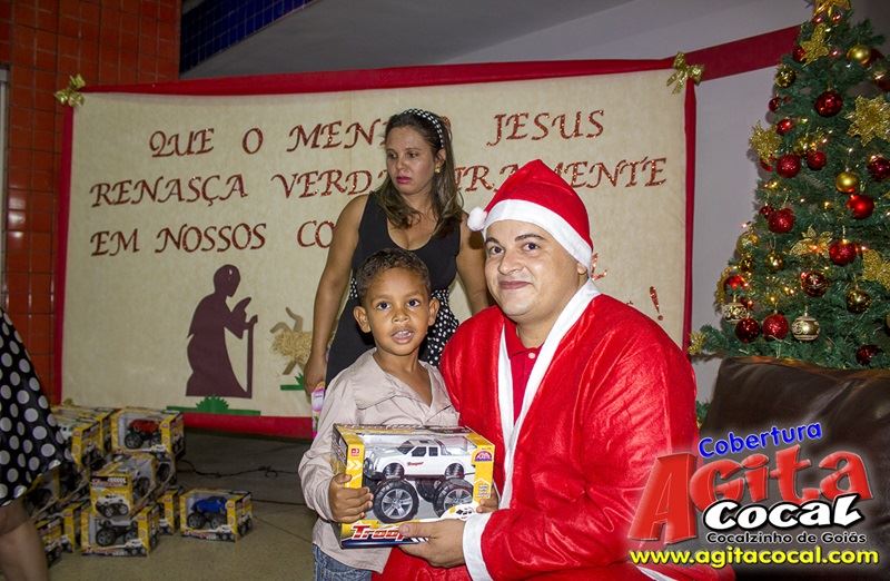 Crianas do CMEI recebem presentes de natal