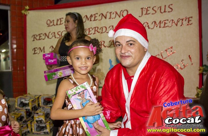 Crianas do CMEI recebem presentes de natal