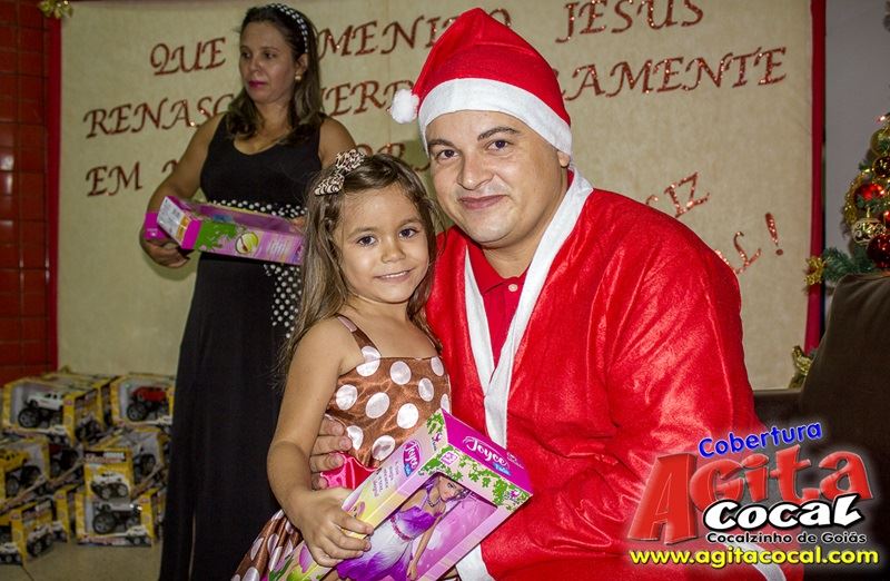 Crianas do CMEI recebem presentes de natal