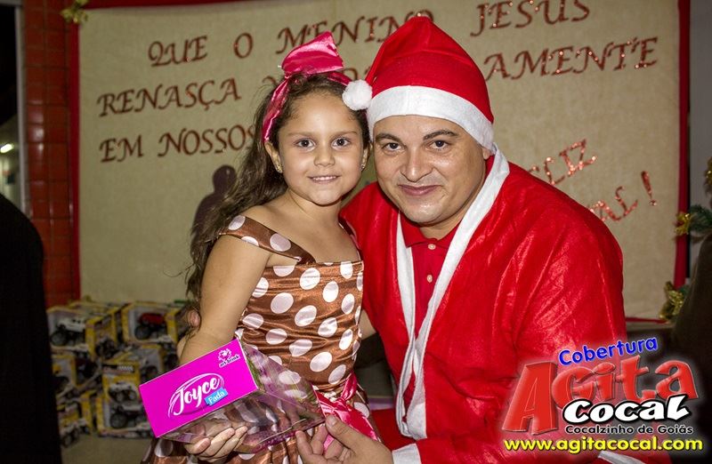 Crianas do CMEI recebem presentes de natal