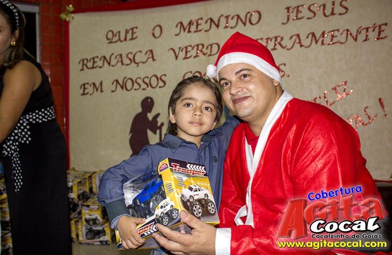 Crianas do CMEI recebem presentes de natal