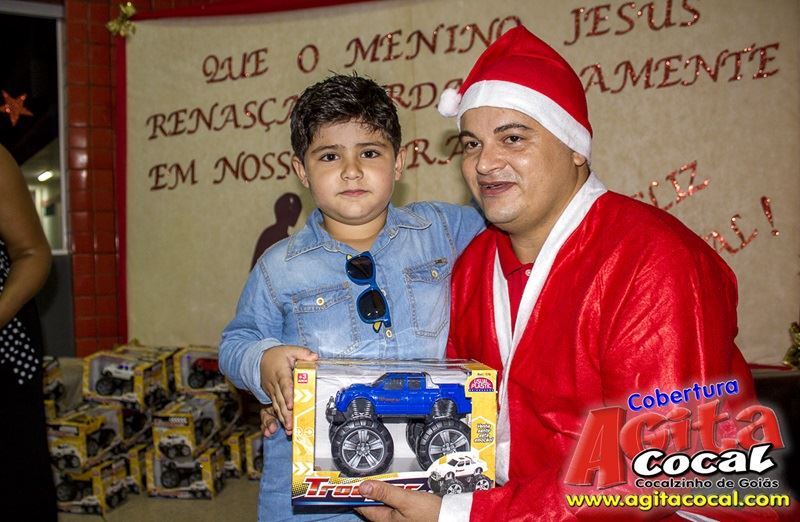Crianas do CMEI recebem presentes de natal
