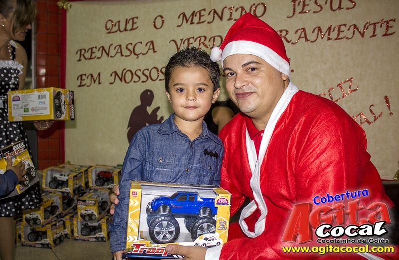 Crianas do CMEI recebem presentes de natal
