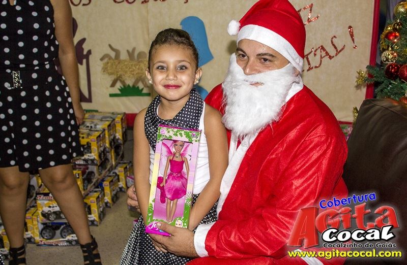 Crianas do CMEI recebem presentes de natal