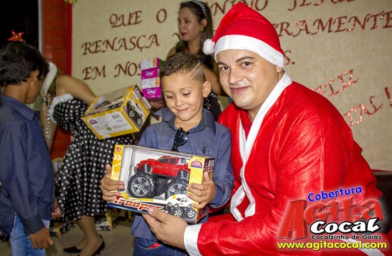 Crianas do CMEI recebem presentes de natal
