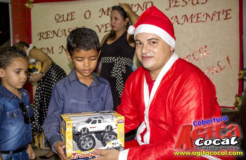 Crianas do CMEI recebem presentes de natal