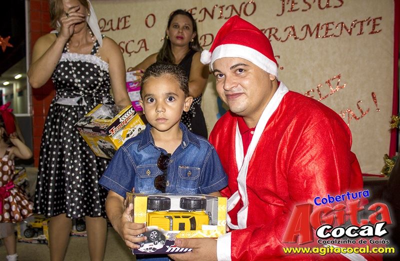 Crianas do CMEI recebem presentes de natal