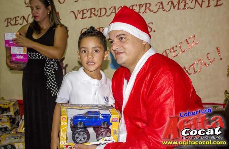 Crianas do CMEI recebem presentes de natal