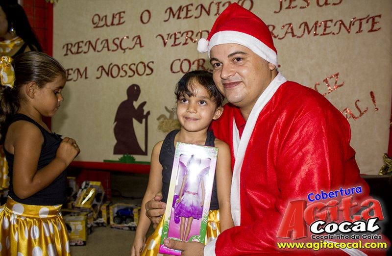 Crianas do CMEI recebem presentes de natal