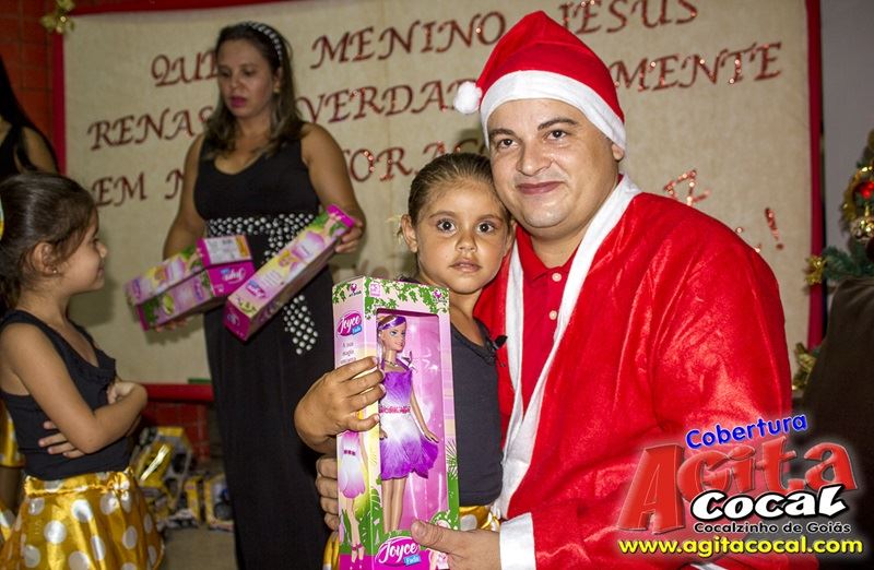 Crianas do CMEI recebem presentes de natal