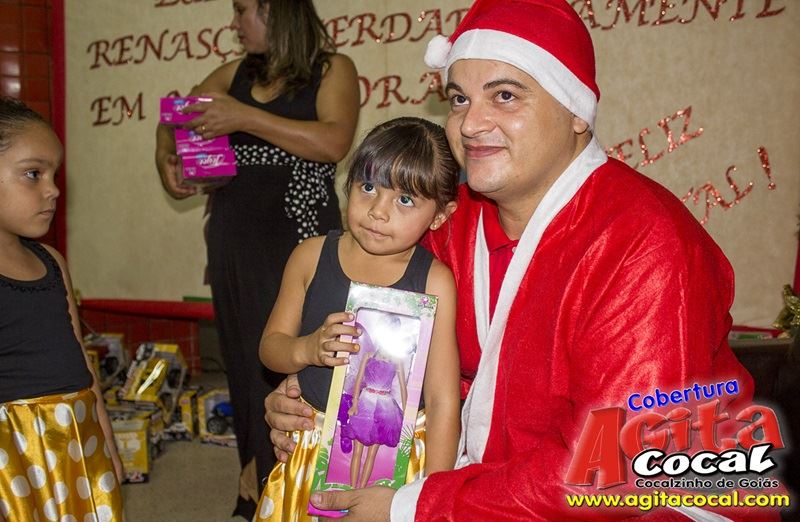 Crianas do CMEI recebem presentes de natal