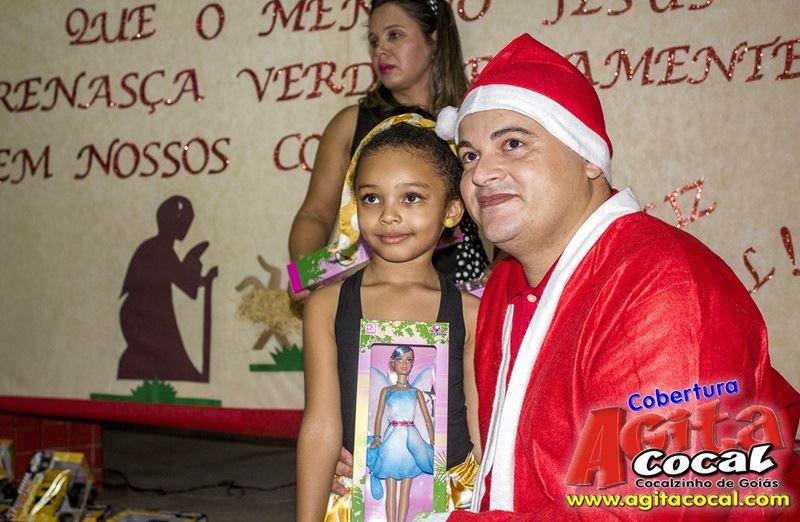 Crianas do CMEI recebem presentes de natal