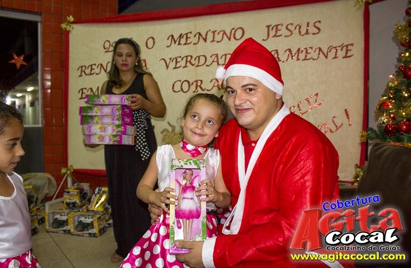 Crianas do CMEI recebem presentes de natal