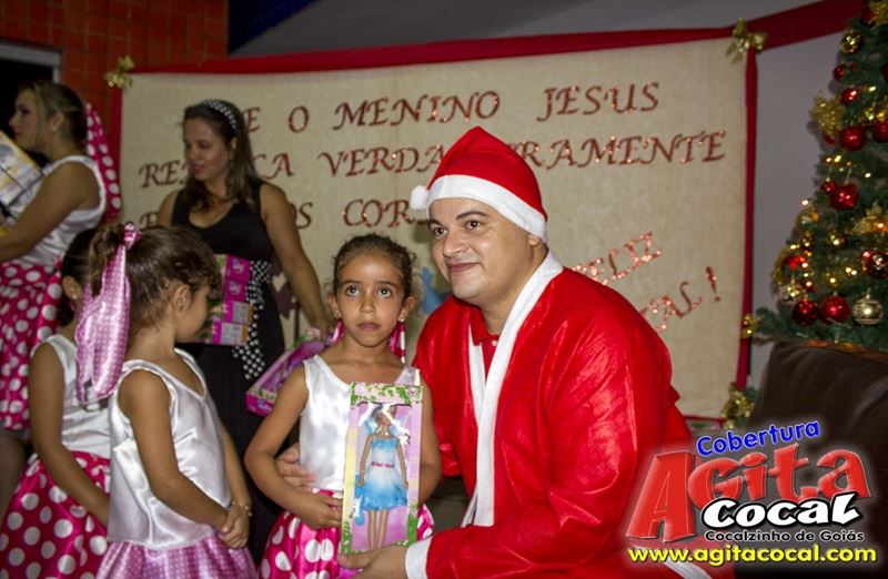 Crianas do CMEI recebem presentes de natal