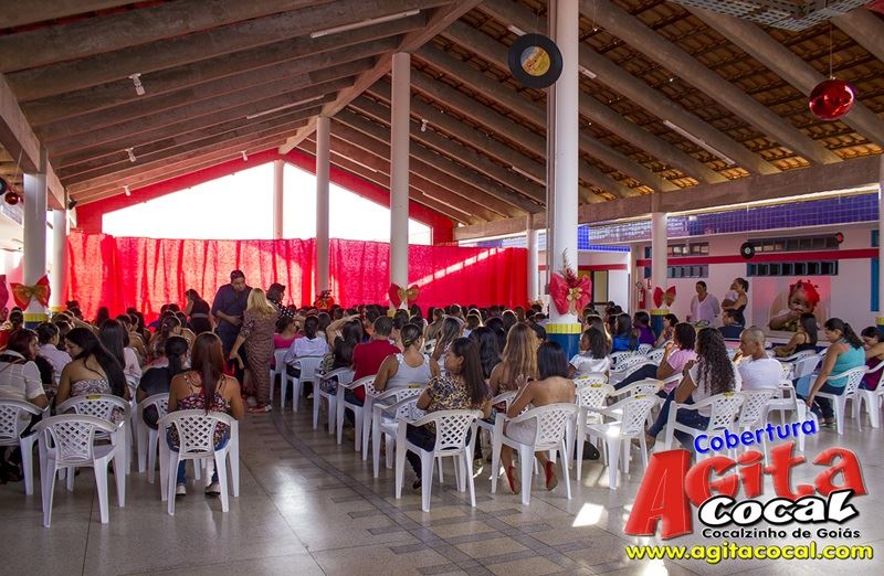 Alunos do Colgio CMEI em Cocalzinho encerra o ano em estilo anos 60