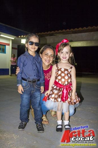 Alunos do Colgio CMEI em Cocalzinho encerra o ano em estilo anos 60