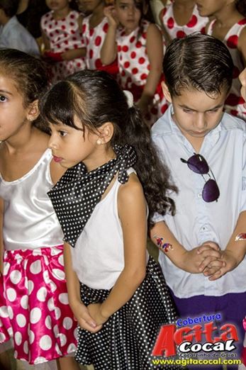 Alunos do Colgio CMEI em Cocalzinho encerra o ano em estilo anos 60