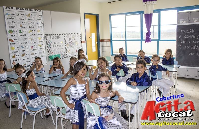 Alunos do Colgio CMEI em Cocalzinho encerra o ano em estilo anos 60