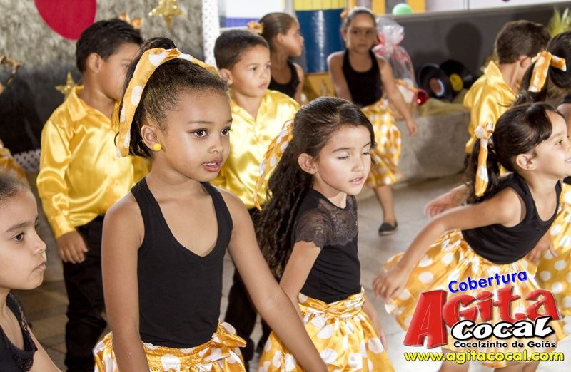 Alunos do Colgio CMEI em Cocalzinho encerra o ano em estilo anos 60