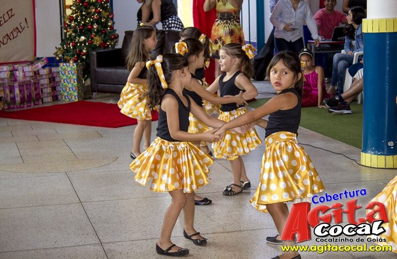 Alunos do Colgio CMEI em Cocalzinho encerra o ano em estilo anos 60