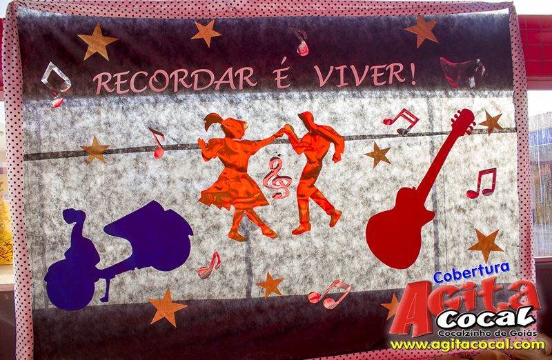 Alunos do Colgio CMEI em Cocalzinho encerra o ano em estilo anos 60