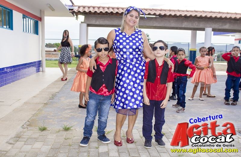 Alunos do Colgio CMEI em Cocalzinho encerra o ano em estilo anos 60