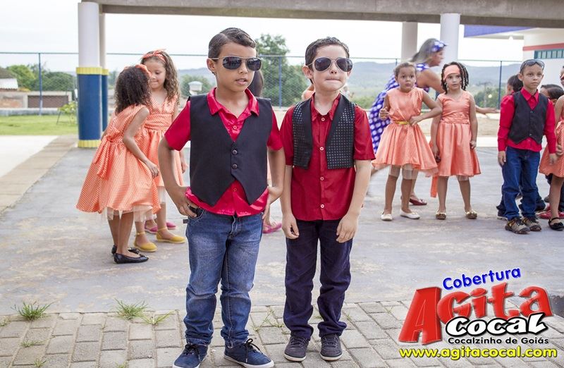 Alunos do Colgio CMEI em Cocalzinho encerra o ano em estilo anos 60