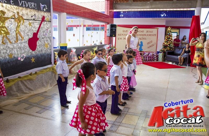 Alunos do Colgio CMEI em Cocalzinho encerra o ano em estilo anos 60