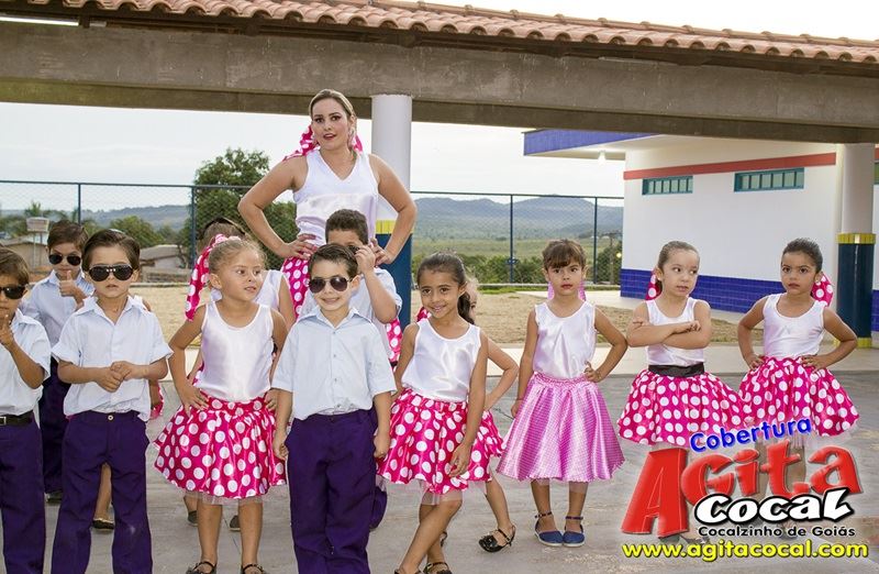 Alunos do Colgio CMEI em Cocalzinho encerra o ano em estilo anos 60