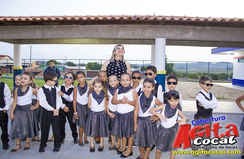 Alunos do Colgio CMEI em Cocalzinho encerra o ano em estilo anos 60