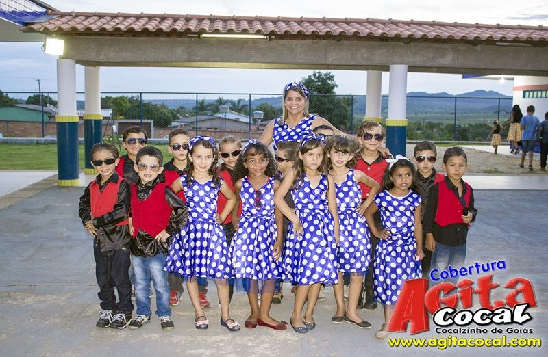 Alunos do Colgio CMEI em Cocalzinho encerra o ano em estilo anos 60