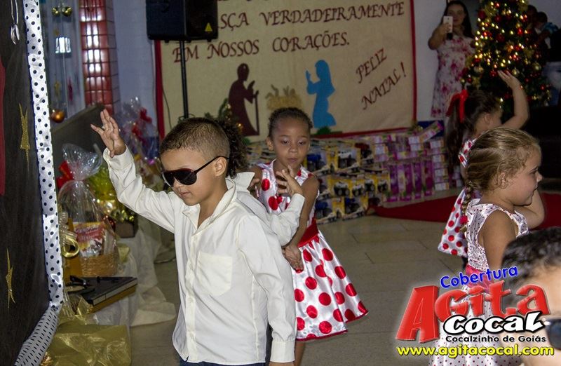 Alunos do Colgio CMEI em Cocalzinho encerra o ano em estilo anos 60