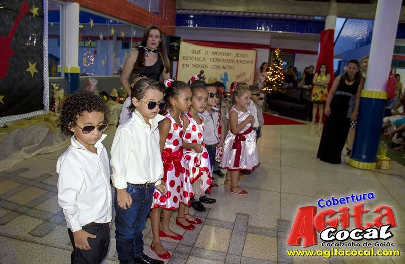 Alunos do Colgio CMEI em Cocalzinho encerra o ano em estilo anos 60