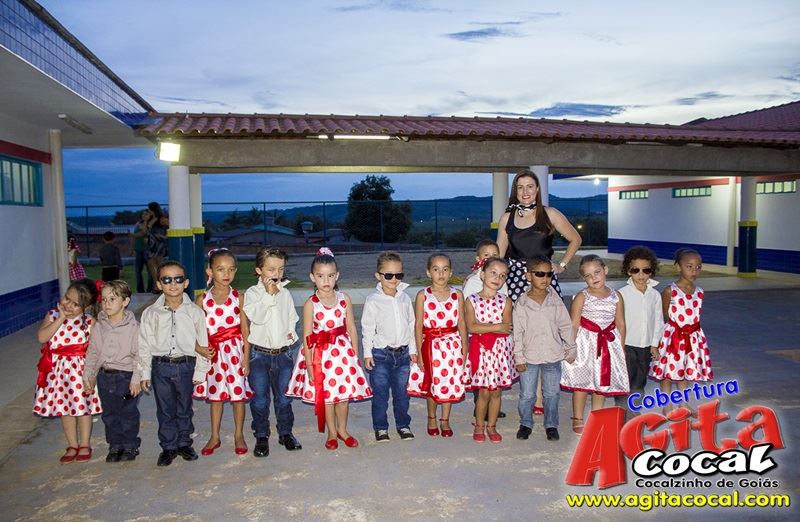 Alunos do Colgio CMEI em Cocalzinho encerra o ano em estilo anos 60