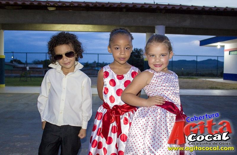 Alunos do Colgio CMEI em Cocalzinho encerra o ano em estilo anos 60