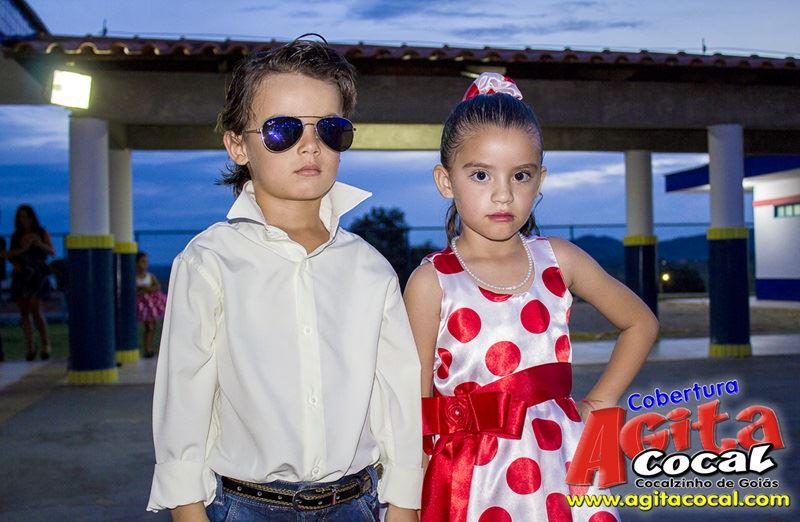 Alunos do Colgio CMEI em Cocalzinho encerra o ano em estilo anos 60