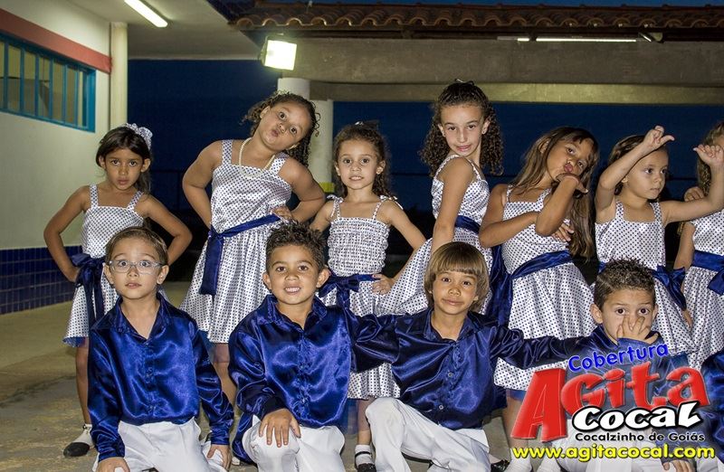 Alunos do Colgio CMEI em Cocalzinho encerra o ano em estilo anos 60